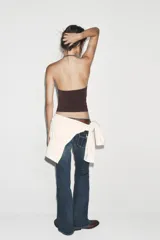 Top corto de cuello halter con diseño seamless, espalda descubierta y bajo recto.