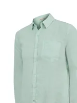 Camisa de lino de manga larga color menta con cuello camisero, cierre frontal de botones, un bolsillo ojal en el pecho y puños abotonados.