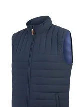 Chaleco acolchado acolchado azul marino de la marca RKF, con diseño de cuello alto, cierre frontal completo y bolsillos laterales. Confeccionado con nylon y spandex, y relleno de poliéster reciclado.