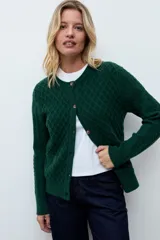 Cardigan de punto color verde oscuro con diseño de textura de rombos, cuello redondo y cierre frontal con botones a tono.