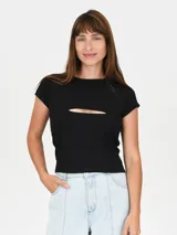 Remera negra de mangas cortas con abertura horizontal en el pecho.