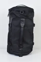 Mochila negra de tela impermeable con múltiples bolsillos y correas ajustables.