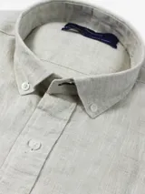 Camisa de hombre azul marino de lino con cuello abotonado y logo bordado en el pecho.