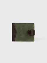 Billetera de cuero bicolor, combinando cuerpo principal en verde militar de textura gamuzada con detalles en marrón oscuro liso en el lateral izquierdo y en el pasador de cierre con broche. Costuras pespunteadas en tono contrastante.