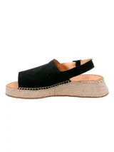 Sandalia de cuero negro estilo alpargata con plataforma revestida en yute trenzado, plantilla de cuero y tira ajustable en el talón con hebilla metálica.