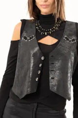 Chaleco de cuero con acabado desgastado, estilo western, con cierre frontal de botones metálicos y detalles de ojalillos con entrelazado de cuero en la parte superior delantera.