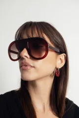 Lentes de sol con armazón de policarbonato con estampado carey y cristales amarillos. Diseño de estilo aviador con puente superior recto.