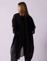Kimono negro de gasa con apliques de brillos, marca Jessica Mc Clintock.