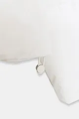 Anorak acolchado de corte corto, resistente al agua y al viento. Cuenta con cuello subido, capucha ajustable con cordones, cierre frontal con cremallera y bolsillos laterales con forro polar. El bajo es ajustable mediante cordones elásticos.