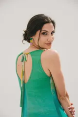 Vestido largo de microtul elastizado con estampado de margaritas, escote redondo y sin mangas.