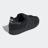Championes Adidas Superstar II de gamuza negra con las tres tiras laterales en cuero negro y costuras blancas.