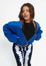 Campera tipo bomber color azul francia, con cuello a la base, cierre frontal completo, bolsillos ojal y mangas largas abullonadas. Confeccionada en gabardina de algodón.