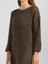 Vestido midi marrón de punto abierto con sutil brillo de lúrex y flecos en el ruedo.