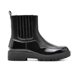 Bota Chelsea de caña media color negro charol, con elásticos laterales y suela track.