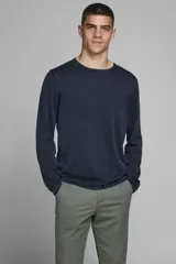 Jersey manga larga de tejido de punto color azul marino, con cuello redondo y tratamiento de lavado ácido para un aspecto deslavado y superficie más suave.