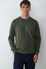 Camiseta de manga larga con cuello redondo, confeccionada en algodón, de corte relajado y diseño básico.
