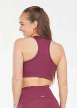 Top deportivo color borgoña con espalda estilo nadador y copas removibles.