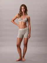 Shorts tipo boxer color gris jaspeado, con cintura elástica ancha con logo de la marca.