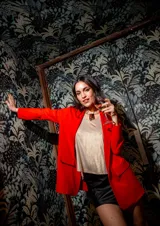 Blazer rojo de crepé elastizado, con solapas clásicas y bolsillos frontales.