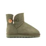 Bota corta de estilo invernal con acabado tipo gamuza en color verde. Presenta un diseño con forro interno de piel sintética, cierre lateral con botón de madera y suela de goma dentada.