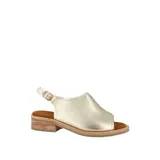 Sandalias amarillas de cuero con puntera abierta, taco bajo de madera y tira trasera con hebilla.
