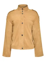 Chaqueta de cuero color camel con cuello alto, cierre frontal con botones metálicos, bolsillos laterales y detalles de charreteras en los hombros.