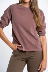 Remera de algodón con mangas 3/4 abullonadas tipo globo, cuello redondo y calce entallado.