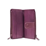 Billetera XL de cuero sintético con textura granulada, color lila. Cuenta con cierre principal, solapa con broche a presión decorada con una flor en relieve y logo de la marca en el frente.