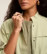 Campera bomber negra de viscosa con cierre delantero, bolsillos con solapa y pespuntes contrastantes en color blanco.