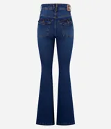Pantalón de jeans azul, modelo flare con caída ajustada y bolsillos traseros con solapa.
