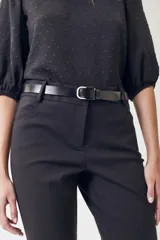 Pantalón negro de vestir, de corte recto y tiro medio.