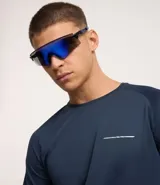 Remera deportiva negra de poliéster con tecnología Dry, cuello redondo, manga larga y estampa lettering en el pecho.