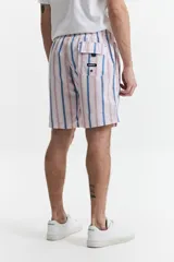 Short de baño largo azul con estampado de flores.