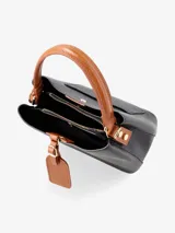 Cartera estructurada de diseño versátil, color negro con detalles en marrón claro. Cuenta con un asa de mano y correa regulable y desmontable para llevar al hombro o cruzada.