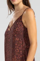 Vestido largo hasta el tobillo color marrón con estampado animal, breteles finos y escote en V profundo con detalle de flor.