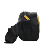 Riñonera deportiva de los Los Angeles Lakers, con diseño bicolor en negro y amarillo. Cuenta con dos compartimentos con cierre, correa ajustable con hebilla y el logo del equipo estampado en el frente.