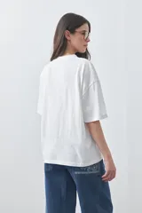 Remera de manga corta con calce relajado y cuello redondo, confeccionada en algodón puro.
