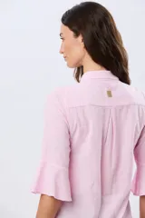 Camisa de lino celeste con cuello clásico, cierre frontal con botones y mangas tres cuartos terminadas en volados.