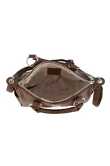 Cartera de mano color bordó con doble asa corta, correa larga ajustable y extraíble, y detalle de tachas metálicas verticales en el frente. Incluye un aplique metálico decorativo en forma de labios con strass en la parte superior central.