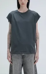 Sudadera color carbón con corte extra oversize, hombros caídos y cuello redondo de rib al tono.