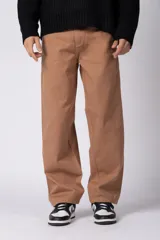Pantalon de corte baggy con diseño amplio y relajado, confeccionado en gabardina color tostado.