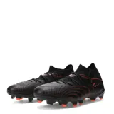 Championes de fútbol Puma Future 9 Match FG/AG, color negro con detalles en rojo. Presentan un diseño de corte medio con cuello elástico, superficie texturizada para mejor control del balón y suela con tapones diseñados para tracción en césped natural y artificial.