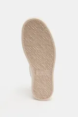 Zapatillas tipo bamba con suela flatform, diseño minimalista con cordones y detalle de contraste en el talón.