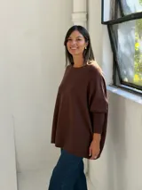 Sweater de punto color chocolate, con cuello redondo, mangas largas con puños ajustados y diseño holgado de corte amplio.