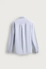 Camisa de manga larga regular fit en color marrón oscuro, confeccionada en tejido de algodón. Presenta cuello abotonado, bolsillo de parche en el pecho y cierre frontal con botones en contraste.