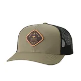 Gorra tipo trucker Rip Curl color verde militar en la parte frontal y visera, con red negra en los paneles traseros. Posee un parche frontal romboidal de cuerina marrón con inscripciones y diseño estampado.