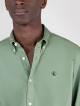 Camisa celeste de algodón con cuello abotonado, corte regular fit, manga larga con puños simples y logo bordado en el pecho.