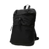 Mochila urbana compacta de color negro, con cierre de cordón ajustable y bolsillo frontal con parche de marca. Cuenta con correas ajustables y diseño minimalista.