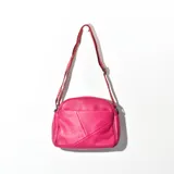 Bandolera fucsia de cuero sintético con correa de hombro ajustable y bolsillo frontal con diseño geométrico.