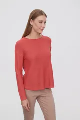 Sweater de punto color crudo, con cuello redondo y mangas largas.